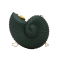 Dettaglio della borsa da sera a conchiglia verde scuro con texture opaca e catena oro - Verde