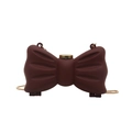 Sac bandoulière chic bordeaux en forme de nœud avec chaîne dorée sur fond blanc - Marron