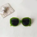 Occhiali da sole vintage oversize con montatura verde lucido e lenti grigio scuro su marmo - Montatura Grande Arrotondata Vintage Verde Brillante (Peacock Green 9)
