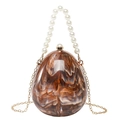 Elegante borsa da sera a forma di uovo in acrilico ambrato con manico di perle - Marrone (Ambra)