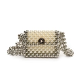 Mini borsa a tracolla intrecciata con perle e sfere argentate con charm a camelia - Bianco con Argento