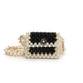 Mini borsa in perle intrecciate con fibbia a camelia nera in un elegante design bicolore - Nero e Bianco