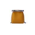 Mini gele lederen crossbody tas met kus-sluiting en verfijnde zilveren metalen ketting - Geel