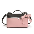 Bolso tipo caja bicolor rosa y negro con textura de lichi y lazo decorativo elegante - Rosa y Negro
