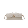 Sac à bandoulière tressé blanc crème avec boucle nœud dorée et fine poignée supérieure - Blanc