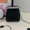 Mini zwarte tas van rundleer met zilveren kettingriem en metalen clipsluiting voor dames - Zwart