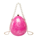 Pochette a uovo in acrilico fucsia con manico di perle e catena dorata da donna - Rosa Rosso (Marmorizzato)