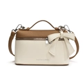 Bolso de cuero marrón y crema con detalle de lazo y correa ajustable al hombro - Blanco y Marrón