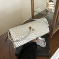 Sac bandoulière argenté tressé avec fermoir nœud doré et fine bandoulière en cuir - Argent