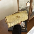Sac bandoulière doré tressé en forme d'enveloppe avec une finition métallisée chic - Or