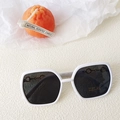 Toddler oval UV400 sunglasses with white frames and stylish metal hinge detail - White