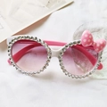 Occhiali da sole bianchi da bambina con strass, lenti rosa e un fiocco decorativo - Bianco