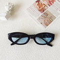 Lunettes de soleil enfant avec monture noire et verres bleu clair au style carré tendance - Monture Noire Verres Bleus