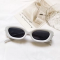 Gafas de sol ovaladas retro con montura blanca gruesa y lentes oscuras estilo años 90 - Blanco