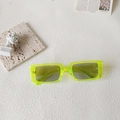 Occhiali da sole rettangolari verde neon traslucidi con lenti scure in stile y2k - Montatura Stretta Rettangolare Trasparente Verde Fluorescente (Fluorescent Green 8)