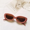 Gafas de sol ovales modernas con montura púrpura y lentes marrones en tela blanca - Rosa Palo