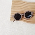 Matte coffee round foldable kids sunglasses with polarized lenses on wooden stand - Gray