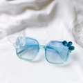 Gafas de sol infantiles con lentes degradadas azul claro, mariposa y joyas de corazón azul - Mariposa Azul
