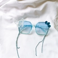 Gafas de sol cuadradas infantiles con lentes azul degradado, mariposa y cadena de borlas - Borla Azul
