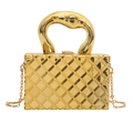 Glänzende goldene Stepptasche mit kunstvollem Griff und feinem Ketten-Schulterriemen - Gold