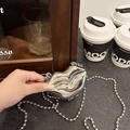 Mini-Handtasche in silberner Lippenform aus Metall mit Wellenstruktur und Perlenkette - Silber (Metallkugelkette)