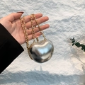 Mini bolso de corazón plateado con cadena de bolas doradas y acabado metálico espejo - Plateado