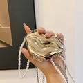 Mini-Gold-Clutch in Lippenform mit Perlenkette und glänzendem Metall-Finish - Gold (Perlen-Spleißkette)