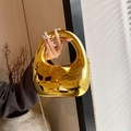 Elegante bolso de media luna en acrílico espejo dorado con cadena metálica para noche - Dorado