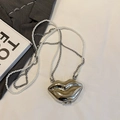 Mini-Clutch in Lippenform aus silbernem Spiegelmaterial mit Perlenkette - Silber (Perlen-Spleißkette)