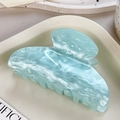 Elegant light blue marble textured claw clip with acetate finish on white tray - Square Shape / Cyan
