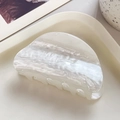 Pince à cheveux élégante avec motif marbré blanc crème sur un plateau de présentation - Demi-cercle Style / Blanc