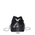 Mini borsa a secchiello nera lucida con chiusura a farfalla argento e perle bianche - Nero