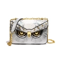 Sac bandoulière hibou argenté avec texture serpent, rivets dorés et chaîne en métal - Argent