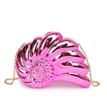 Sac de soirée rose métallisé en forme de coquillage avec une bandoulière chaîne dorée - Rose