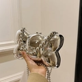 Zilveren spiegel acryl strik clutch met kralen handvat en metallic finish - Stijl 1 Zilver