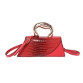 Bolso rojo de textura cocodrilo con asa de metal dorado y solapa asimétrica - Rojo