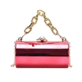 Borsa a cilindro in acrilico magenta lucido con manico a catena d'oro e fibbia a perla - rosa acceso