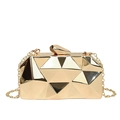 Bolso de noche dorado con diseño geométrico facetado y correa de cadena metálica - Dorado