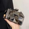 Bolso de mano geométrico plateado con efecto espejo y elegante cadena de hombro - Color gunmetal