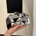 Bolso de caja geométrico plateado con textura de espejo 3D y cadena metálica - Plateado