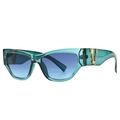 Retro Katzenaugen-Sonnenbrille in petrolfarbenem Harz mit goldener Kette am Bügel - Cyan Verlauf Blau
