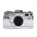 Zilveren crossbodytas in cameravorm met spiegelende afwerking en decoratieve lens - Zilver