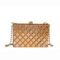 Schicke goldene Metall-Clutch mit Rautenmuster und Kettengurt auf weißem Hintergrund - Gold