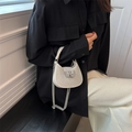 Mini sac demi-lune en strass blancs avec boucle W argentée et bandoulière chaîne - Petit / Blanc