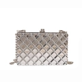 Silberne Metallic-Clutch mit Steppmuster und Kettenriemen für Abendveranstaltungen - Silber