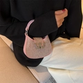 Sac hobo rose en strass avec boucle W argentée porté par un mannequin en pull noir - Petit / Rose