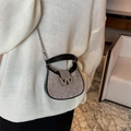 Sac croissant en strass chic avec logo W argenté et bandoulière sur l'épaule - Petit / Noir