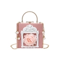 Rosafarbene Box-Handtasche mit 3D-Rose, goldenem Griff und Perlenkette-Riemen - Blumen Rosa