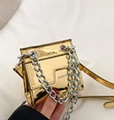 Glänzende goldene Umhängetasche mit silberner Kette und Schultergurt für Damen - Gold