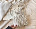 Perlen-Handtasche mit beigem Kordelzug-Innenbeutel und langem Perlen-Schultergurt - Horizontale Netzart